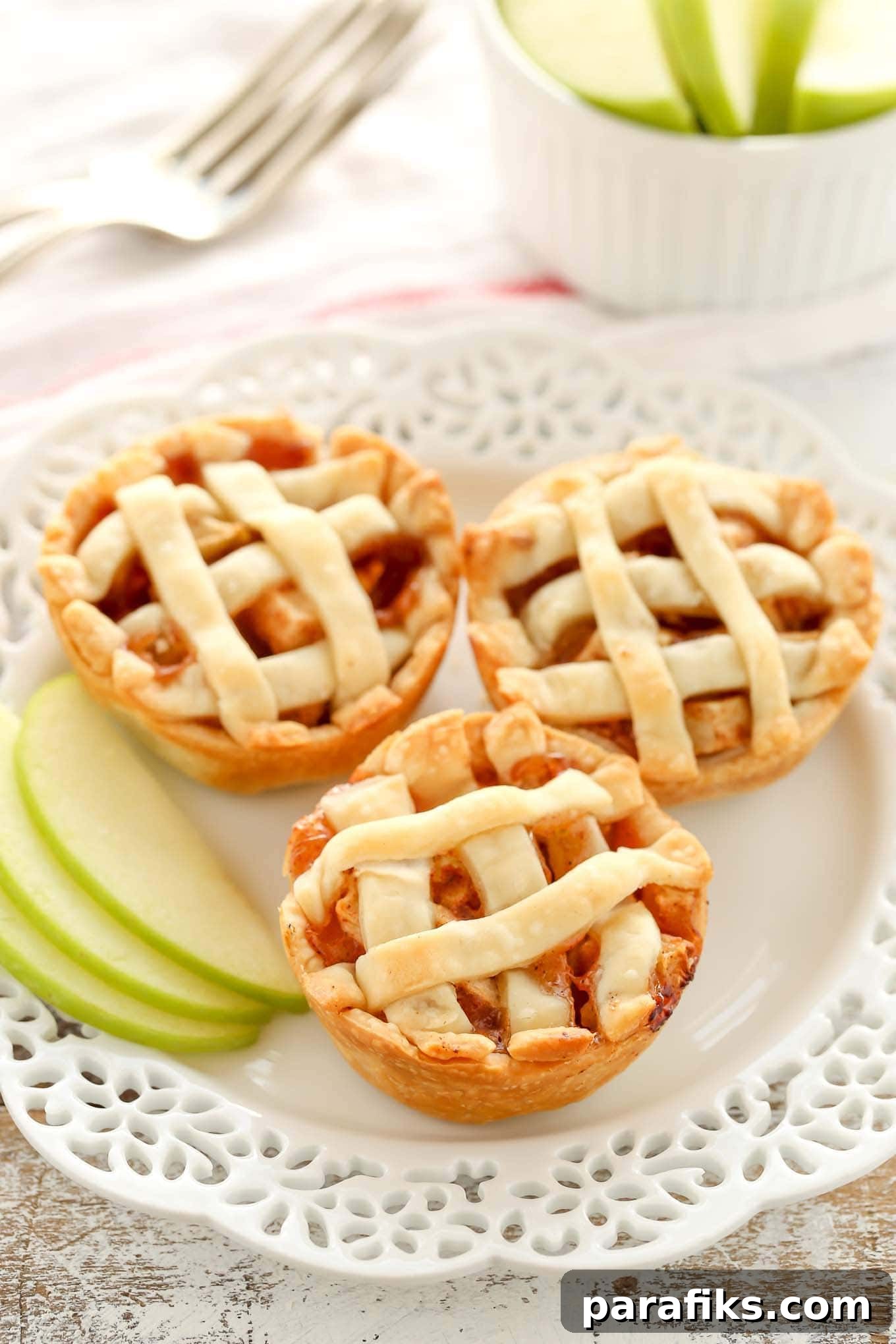 10 Irresistible Thanksgiving Dessert Recipes 2 Mini Apple Pies