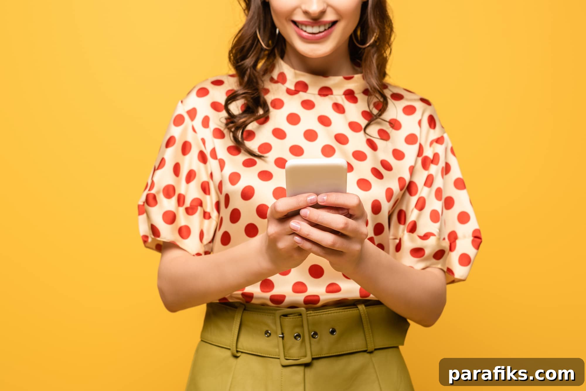 28 Legit Ways to Get Paid for Texting and Earning Money 2 person getting paid to text chat